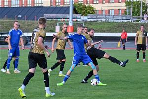 Fotbalisté Kopřivnice (modré dresy) sehráli proti Bystřici zatím nejlepší zápas sezony a brali tři body. Gólem pomohli bratři Tomáš Socha (č. 21) i kapitán Marek Socha (č. 28).