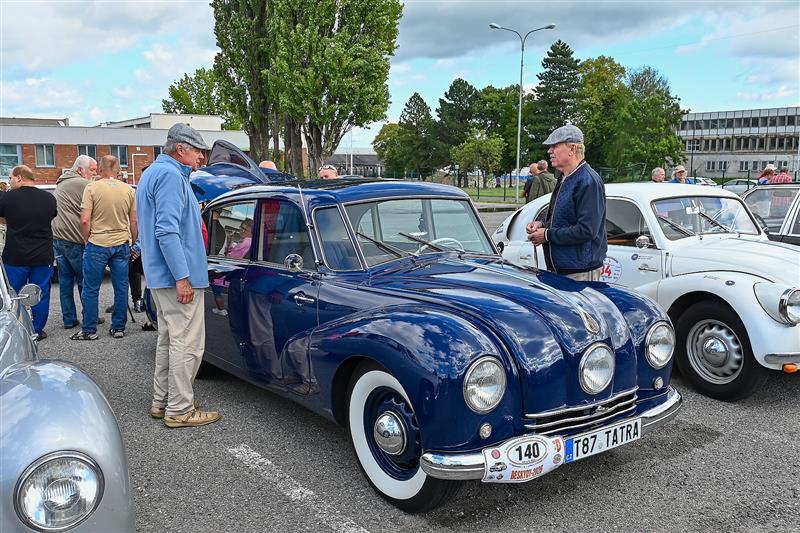 Eduard Holánek se svou Tatrou 87 v cíli letošního ročníku Tatra Veteran Rallye Beskydy. Vůz rodina vlastní už víc než 60 let.