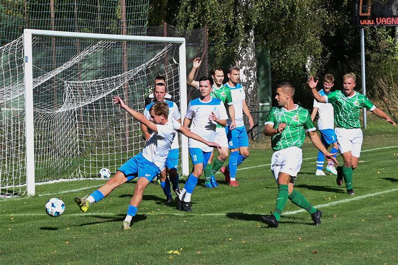 Fotbalisté Vlčovic-Mniší (bílé dresy) v tomto domácím utkání proti Kozlovicím bojovali, ale na první body nové sezony ani napočtvrté nedosáhli.