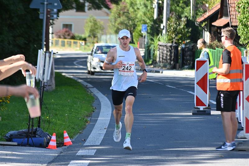 Absolutním vítězem 24. ročníku Běhu rodným krajem Emila Zátopka se uplynulou sobotu stal český běžec Adam Szymanik (na snímku při průběhu občerstvovací stanicí Veřovice). Závod dokončilo celkem 258 běžkyň a běžců a k tomu 31 štafet.