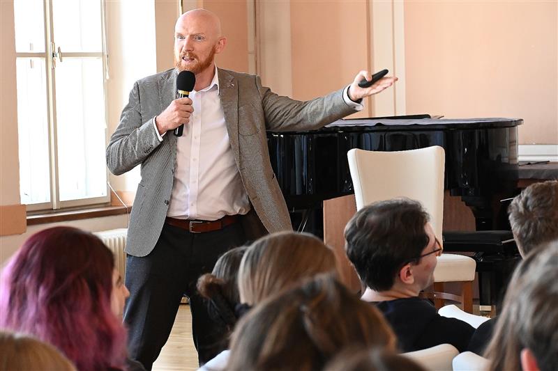 Britský velvyslanec Matt Field si ve svém programu před Dny NATO našel čas na přednášku a diskusi se studenty příborského Masarykova gymnázia.