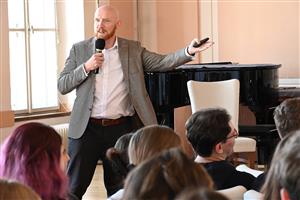 Britský velvyslanec Matt Field si ve svém programu před Dny NATO našel čas na přednášku a diskusi se studenty příborského Masarykova gymnázia.