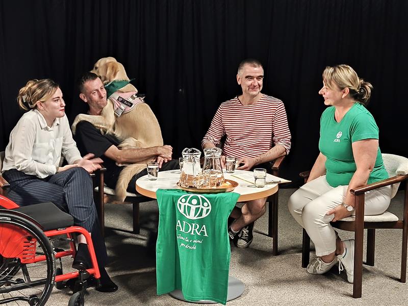 Eliška a Jaroslav Mašíkovi s Belou a Josef Čierný se na besedě podělili o své zkušenosti, které získali v rámci dobrovolnictví v Domově pod Bílou horou.