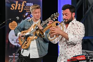 Trumpetista Jiří Kotača a kytarista Alf Carlsson zahráli v Muzeu nákladních automobilů Tatra. V rámci Svatováclavského hudebního festivalu se svým kvartetem uvedli nejen skladby z oceněného alba Our Stories, ale i celou řadu novinek.
