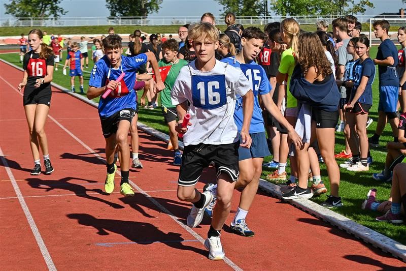 Páteční předkrm Zátopkova běhu obstaraly základní školy v Zátopkově pětce a desítce. Na snímku boje ve štafetě starší kategorie na 10 kilometrů.