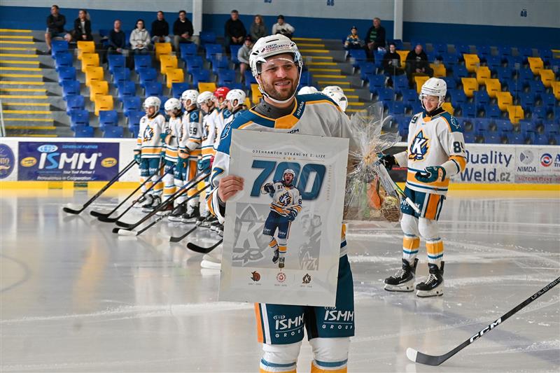 Gratulace Ondřeji Sluštíkovi k jeho 700 startům ve 2. lize byla dobře utajenou akcí.